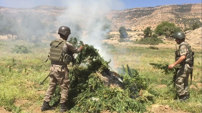 Diyabakır'da 4 PKK sığınağı imha edildi