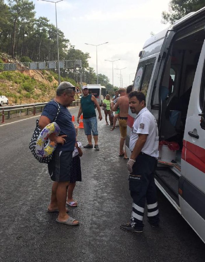 Antalya'da turist taşıyan midibüs devrildi