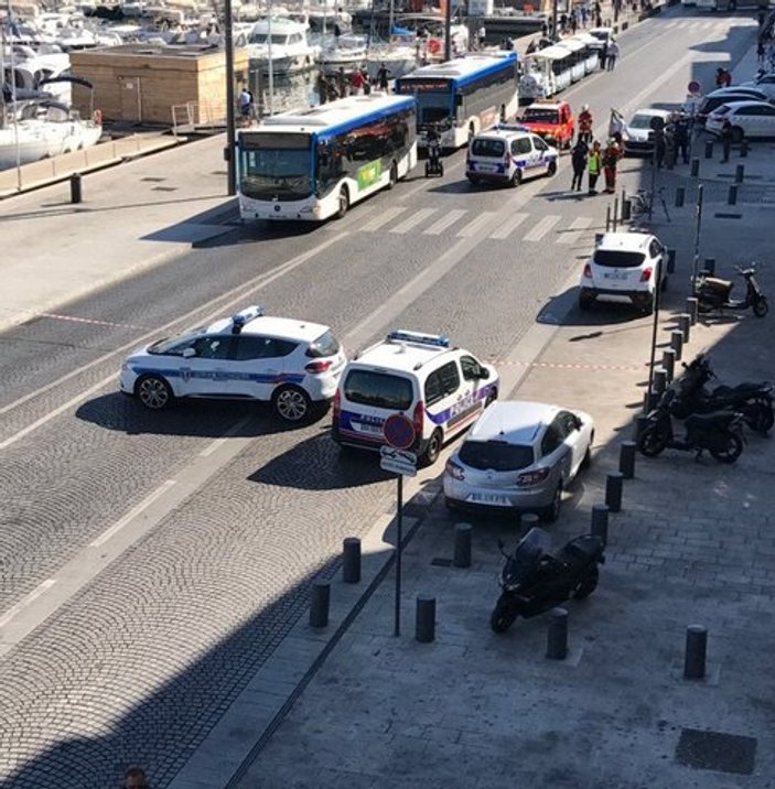 Fransa'da otobüs durağına araç daldı