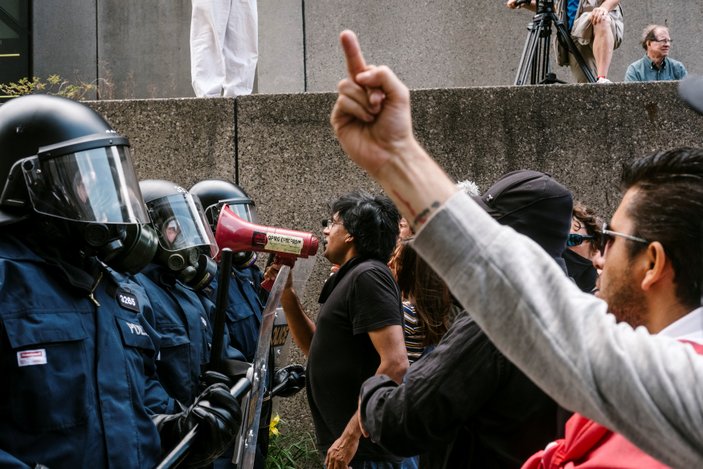 Kanada'da anti-faşistler polis ile çatıştı