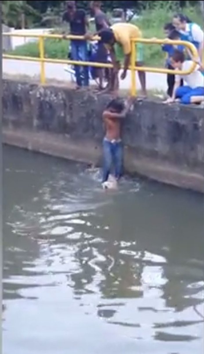 Su kanalına düşen köpeği ayaklarıyla kurtardı
