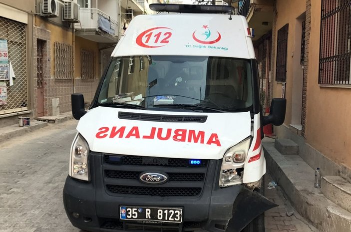 İzmir'de minibüsle ambulans çarpıştı