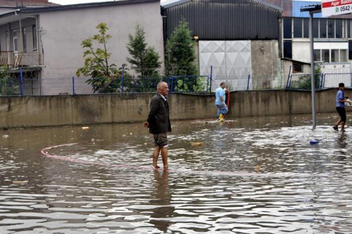 Kocaeli'de yağmur su baskınlarına neden oldu