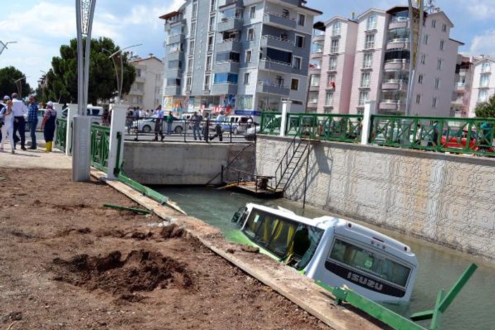Otomobille çarpışan halk otobüsü kanala düştü