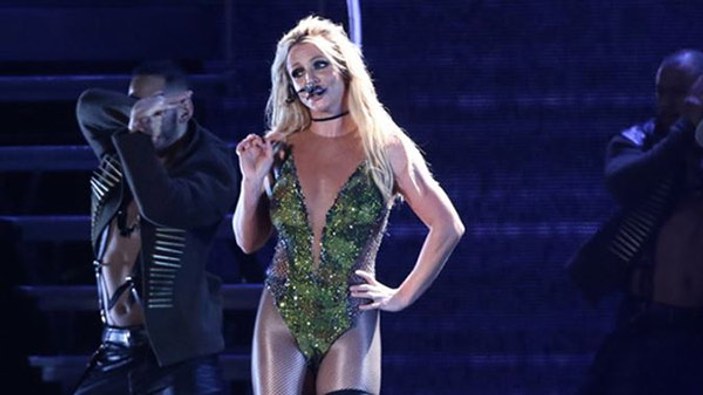 Britney Spears'tan direk dansı