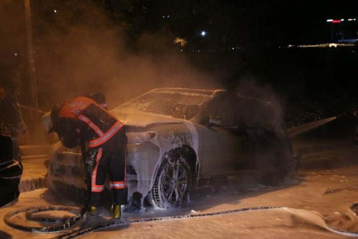 Kağıthane'de park halindeki araç alev alev yandı