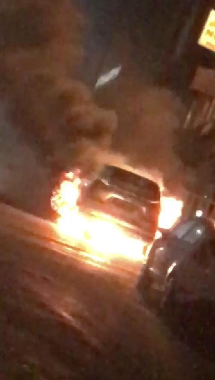Kağıthane'de park halindeki araç alev alev yandı