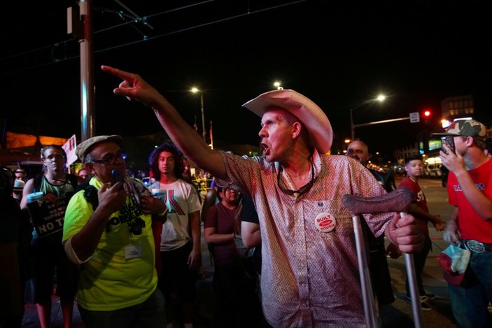 Trump mitingi öncesi Phoenix sokakları karıştı