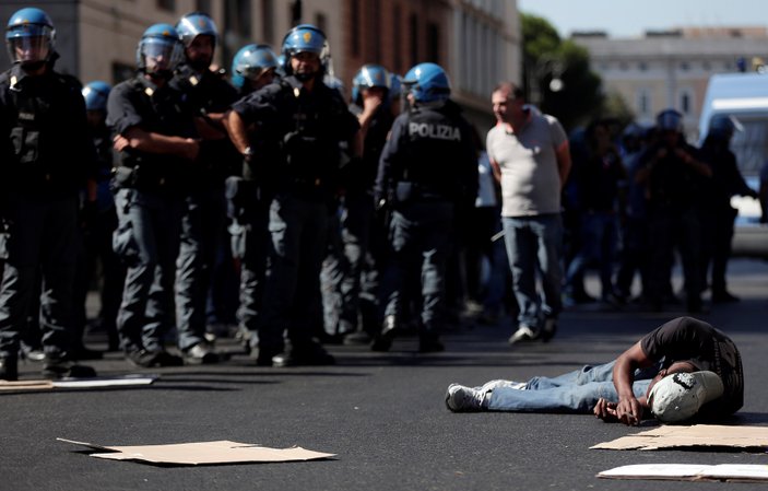 Roma'da polisler mültecilerle çatıştı