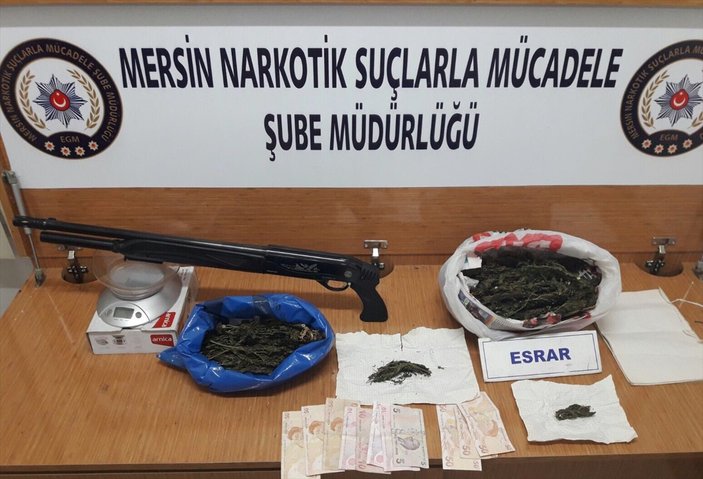 Mersin'de halı sahaya uyuşturucu baskını