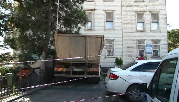 Beykoz'da hafriyat kamyonu kaza yaptı