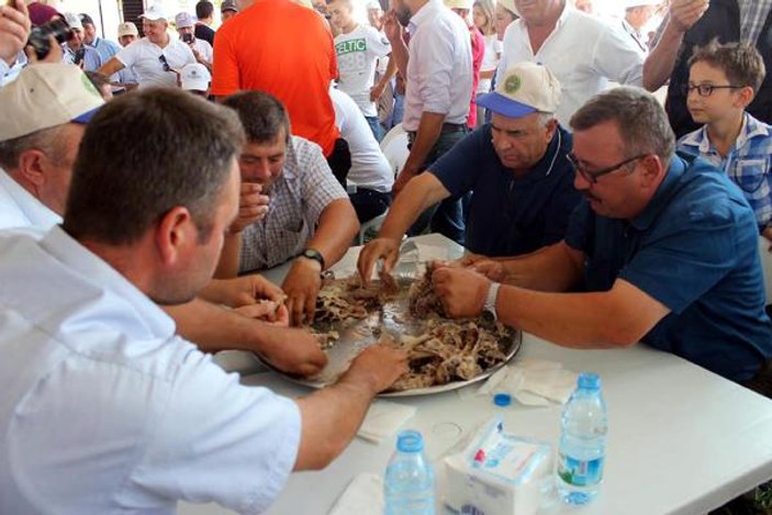 Tekirdağ'daki festivalde oğlak yeme yarışması düzenlendi