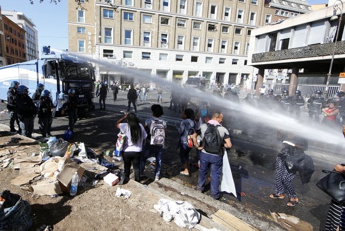 Roma'da polisler mültecilerle çatıştı