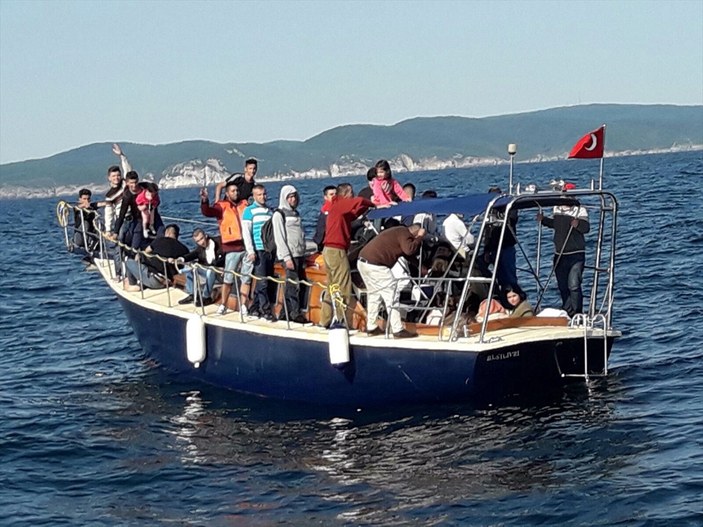 Sığınmacı teknesi bozuldu: 57 kaçak yakalandı