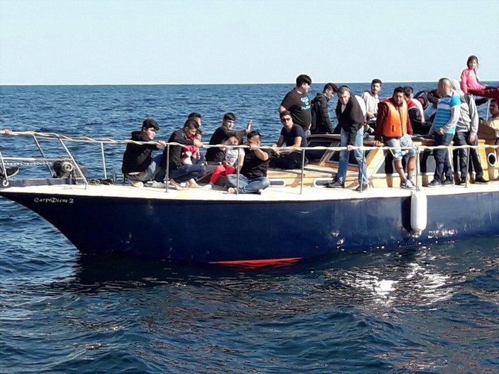 Sığınmacı teknesi bozuldu: 57 kaçak yakalandı