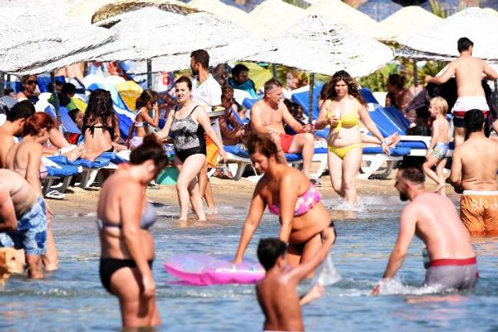 Tatilciler Bodrum plajlarına akın etti