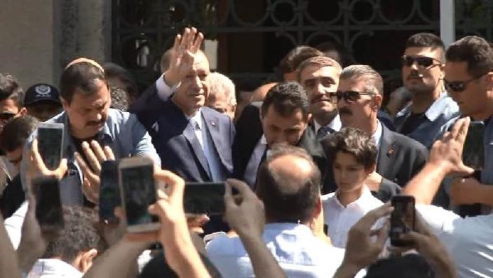 Cumhurbaşkanı Erdoğan, Cuma namazını torunuyla kıldı