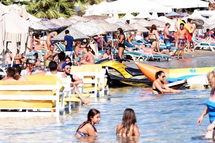 Tatilciler Bodrum plajlarına akın etti