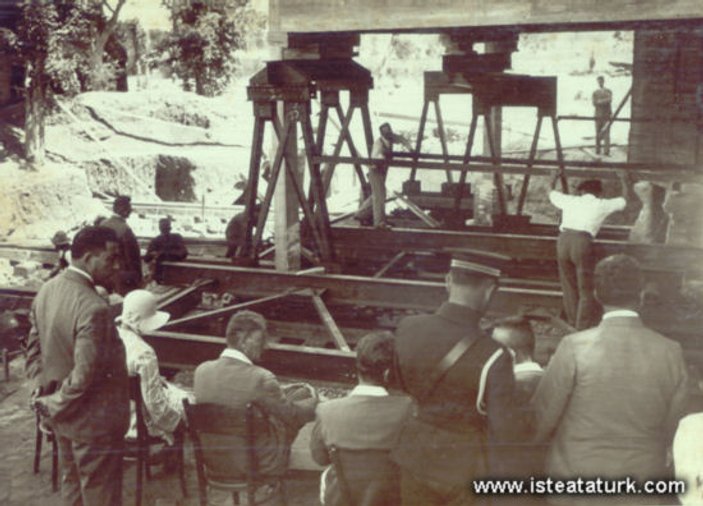 Atatürk'ün inşaat izlerken çekilmiş fotoğrafı