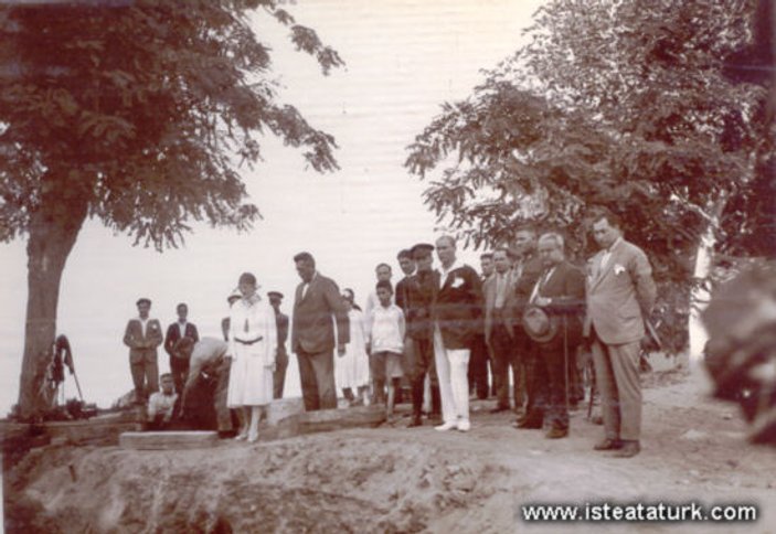 Atatürk'ün inşaat izlerken çekilmiş fotoğrafı