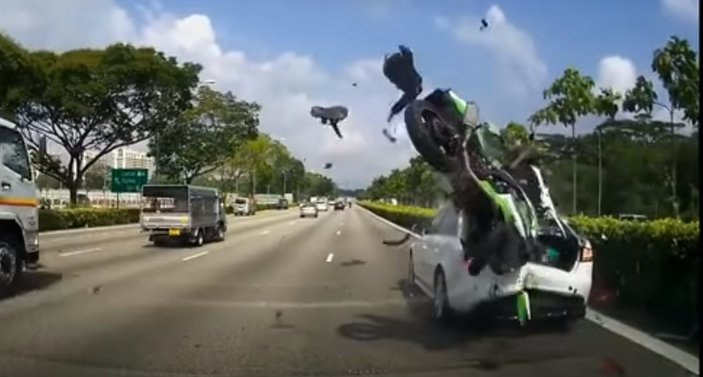 Singapur'da korkunç motor kazası