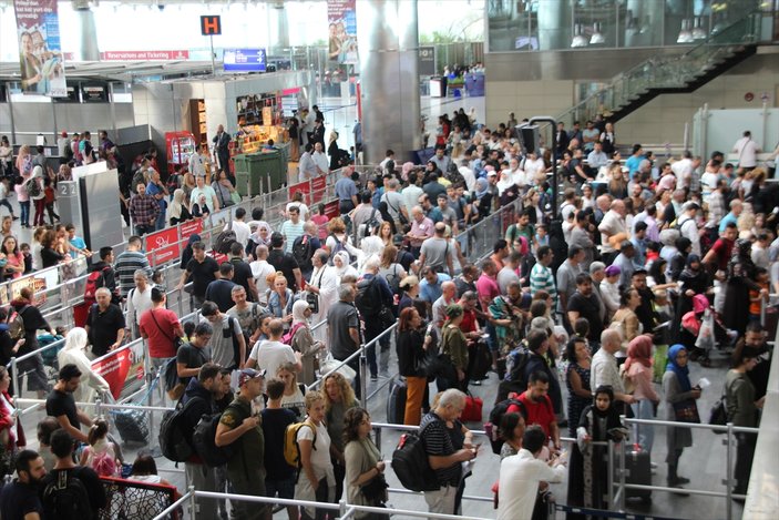 Atatürk Havalimanı'nda tatilci yoğunluğu