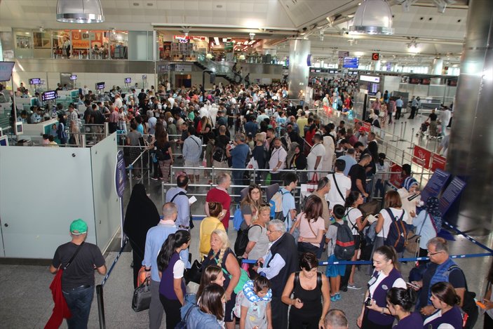 Atatürk Havalimanı'nda tatilci yoğunluğu
