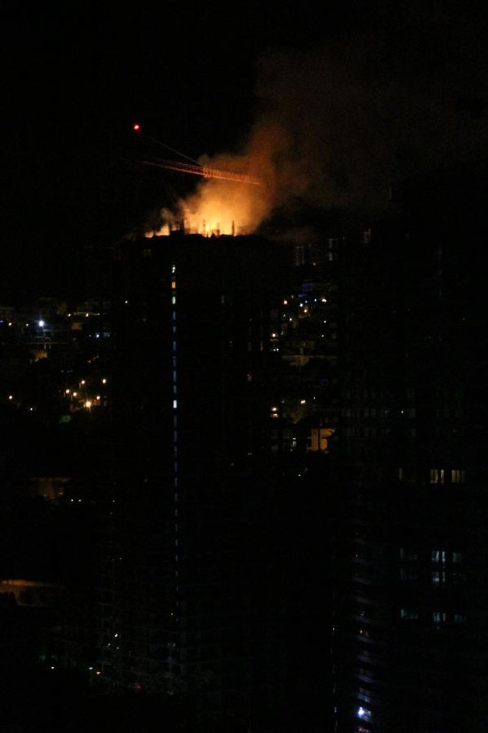 Beykoz'da 33 katlı binanın çatısında yangın