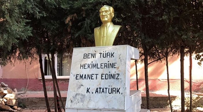 Sopalı saldırıda kırılan Atatürk büstü yenilendi