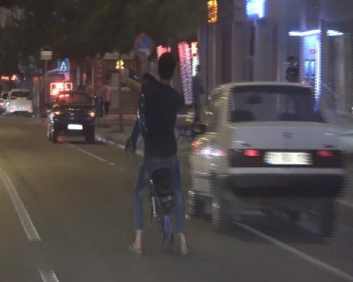 Adana'da motosikletli trafik magandası korkuttu