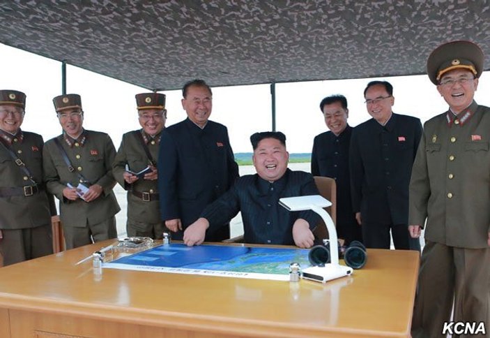 Japonya'ya doğru atılan füze sırasında Kim'in görüntüleri