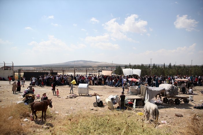 Suriyeliler geçişleri sırasında sınırda izdiham çıkardı