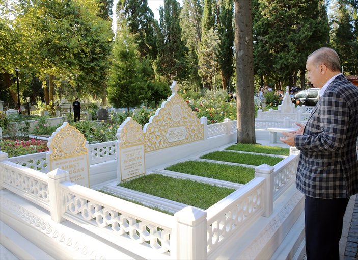 Erdoğan Karacaahmet Mezarlığı'nda