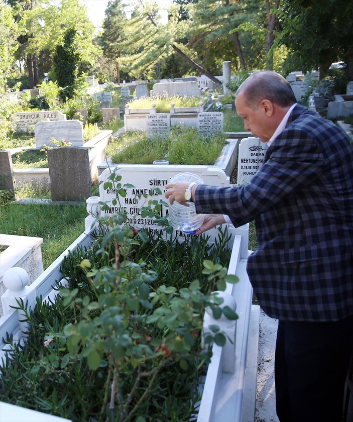 Erdoğan Karacaahmet Mezarlığı'nda