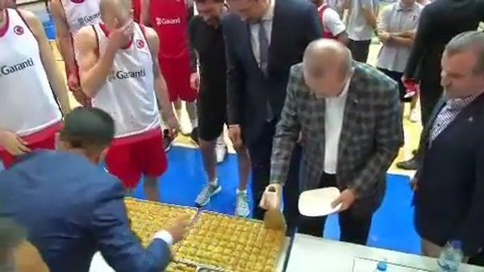 Erdoğan'dan milli basketçilere baklava ikramı