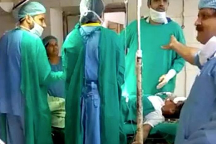 Hindistan'da doktorların ameliyat masasında kavgası