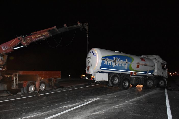 Amasya'da devrilen LPG tankeri yolu kapattı