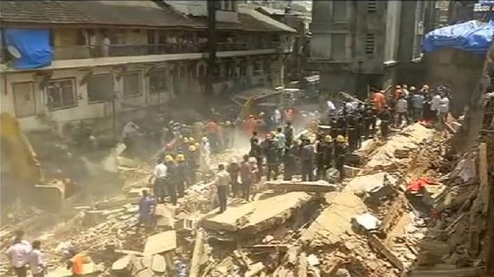 Mumbai'de bina çöktü