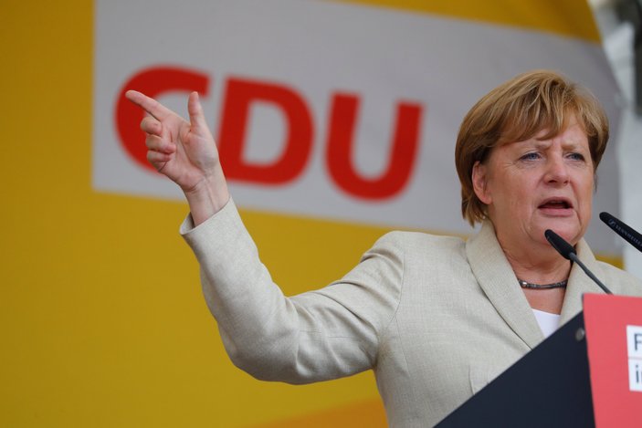 Merkel yine yuhalandı