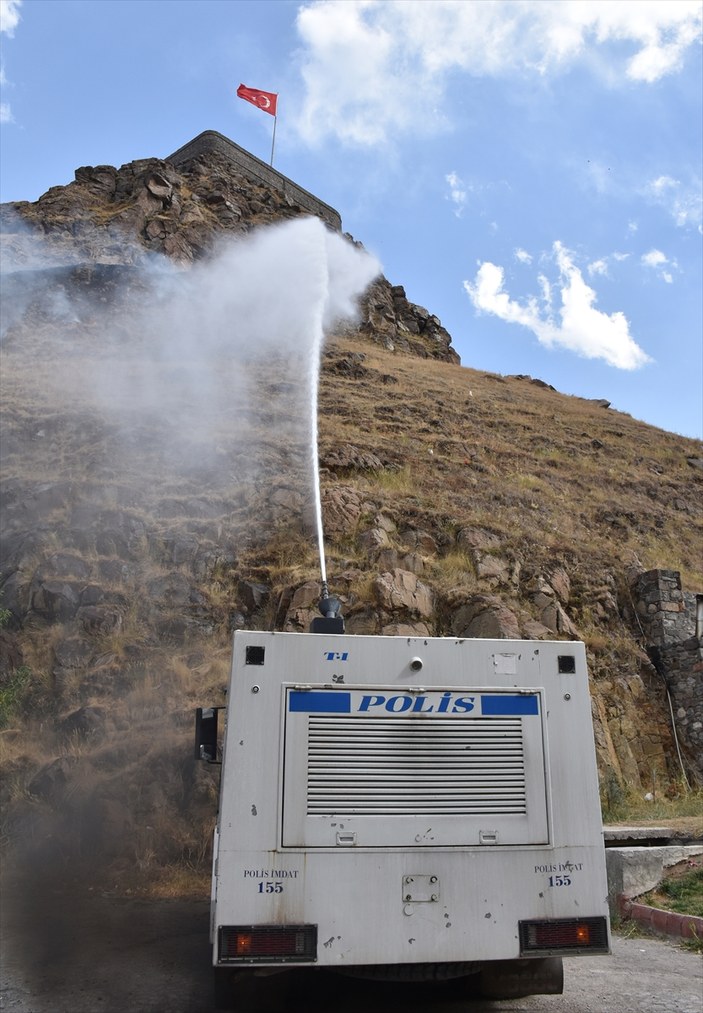 Kars'ta yangına TOMA'lı müdahale