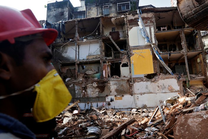 Hindistan'da çöken 5 katlı binada ölen sayısı artıyor