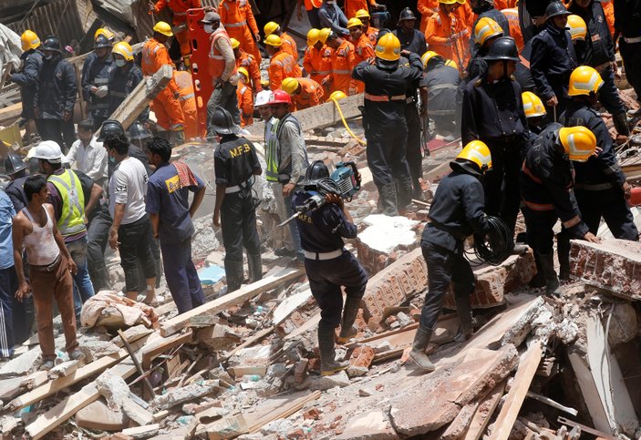 Hindistan'da çöken 5 katlı binada ölen sayısı artıyor