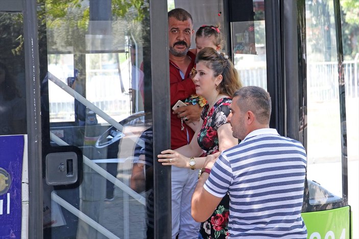 Adana'da parke taşlarıyla halk otobüsüne saldırdılar