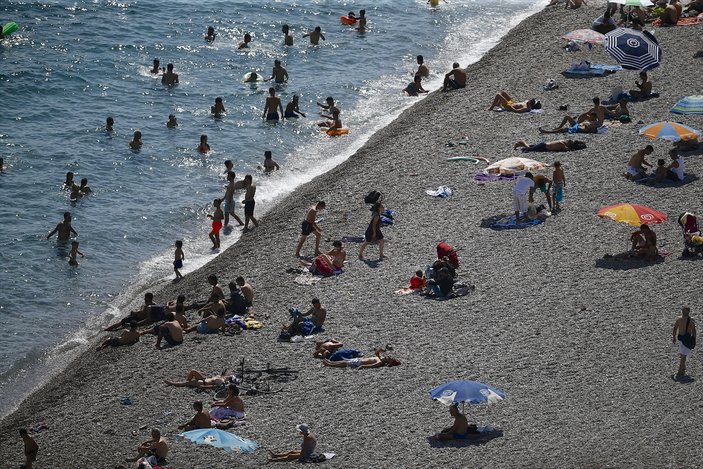 Antalya sahillerinde bayram tatili yoğunluğu
