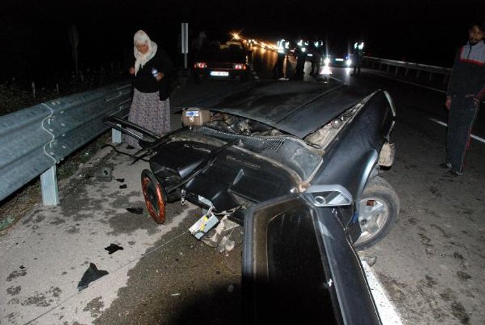 Kastamonu'da ikiye bölünen otomobilde 3 kişi yaralandı