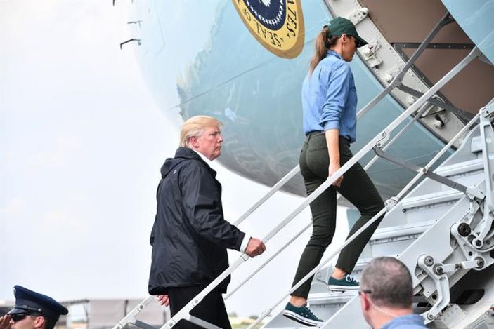Melania Trump tepki üzerine spor ayakkabı giydi