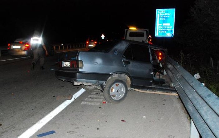 Kastamonu'da ikiye bölünen otomobilde 3 kişi yaralandı