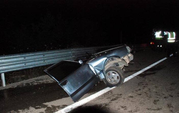 Kastamonu'da ikiye bölünen otomobilde 3 kişi yaralandı