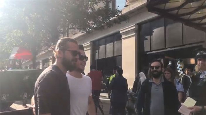 Londra'da Engin Altan Düzyatan kuyruğu