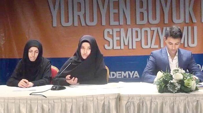 Ahmet Hakan: Necip Fazıl'ın eşinin de başı açıktı